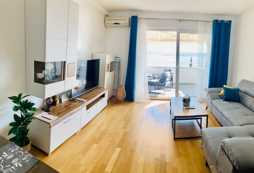 Obytná část se vstupem na balkon