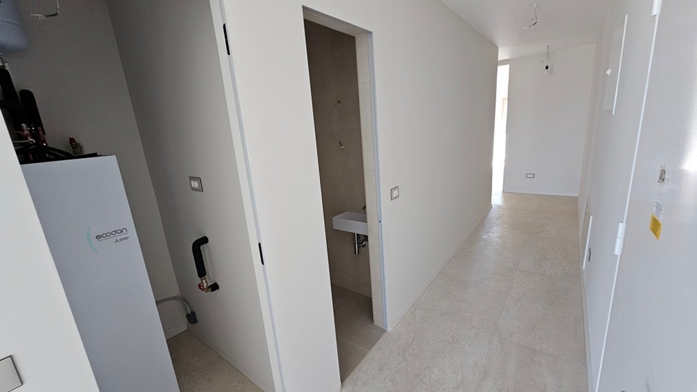 Předsíň s inženýrskými sítěmi a WC