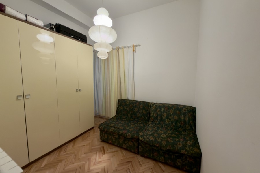 Ložnice se skříní a pohovkou