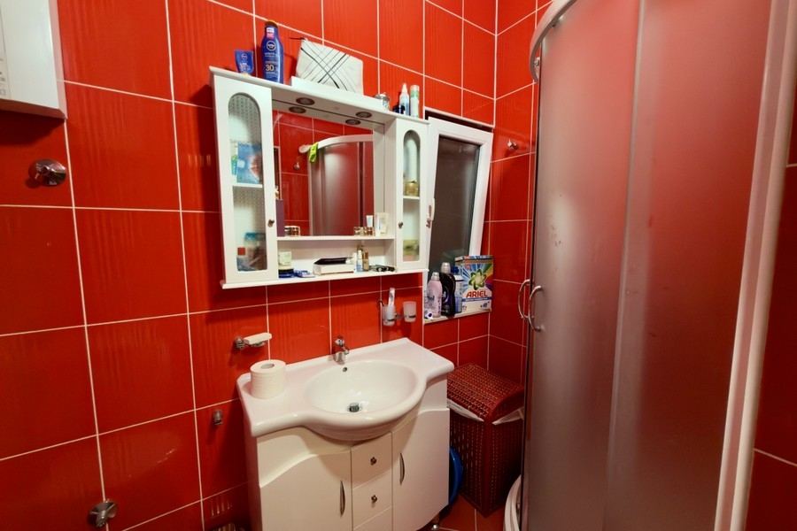 Koupelna se sprchovým koutem a umyvadlem
