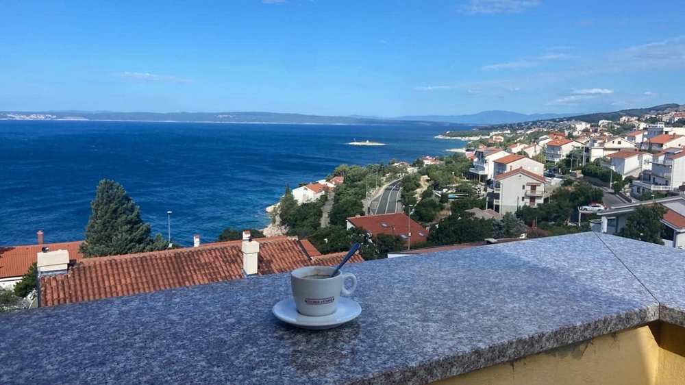 Terasa s výhledem na moře na Novi Vinodolski
