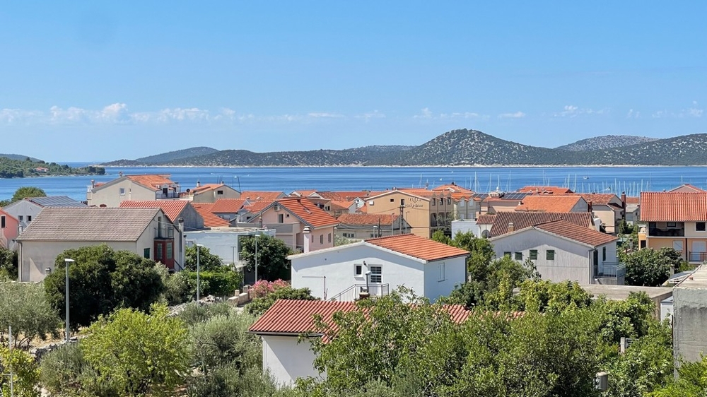 Výhled na moře přes střechy Vodice v Chorvatsku