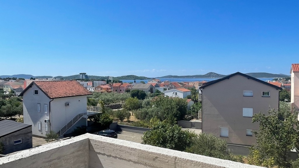 Pohled z nové budovy přes Vodice směrem k moři