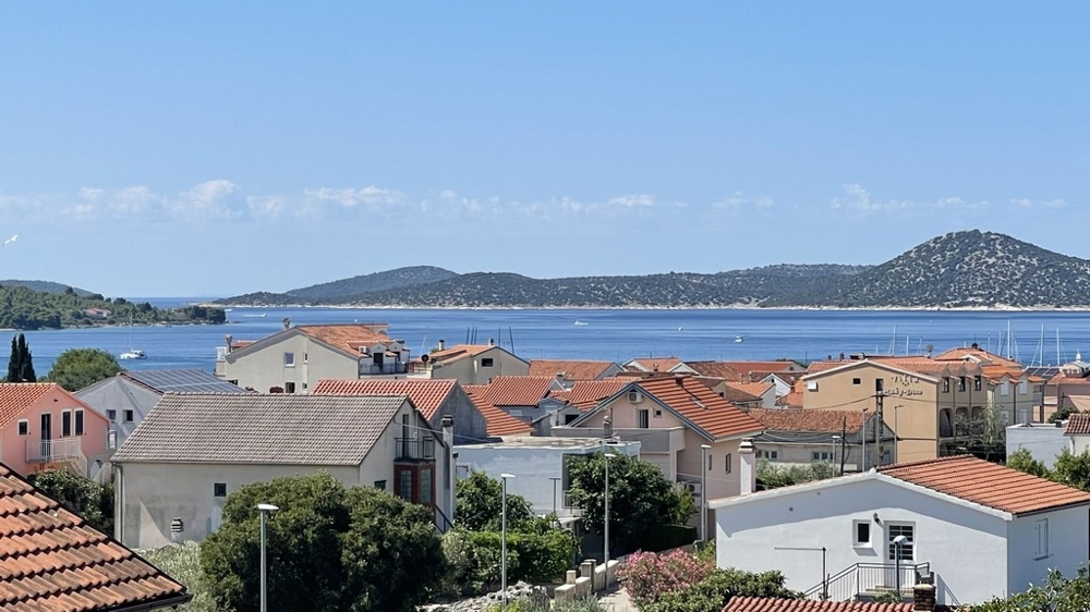 Pohled na moře a pobřežní ostrovy poblíž Vodice