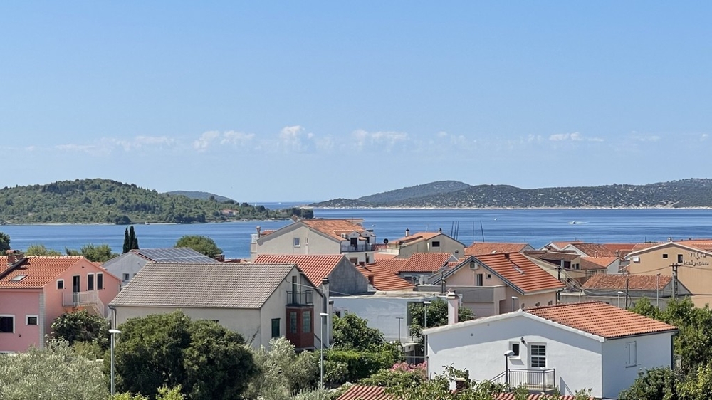 Výhled na moře s panoramatem ostrova z apartmánu v Chorvatsku Vodice