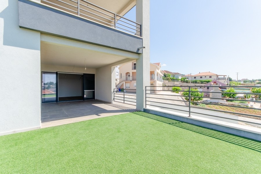 Přízemní apartmán s terasou a umělým trávníkem Chorvatsko