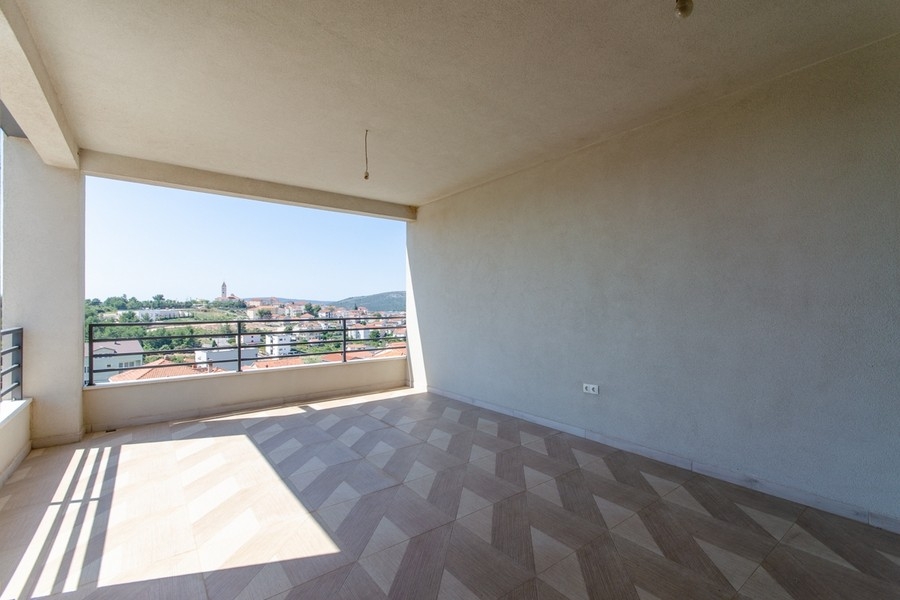 Slunná lodžie s podlahou z rybí kosti a výhledem na moře