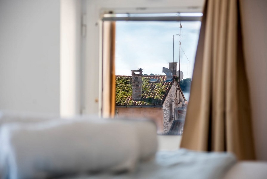 Pohled z ložnice na staré město Rovinj v Chorvatsku