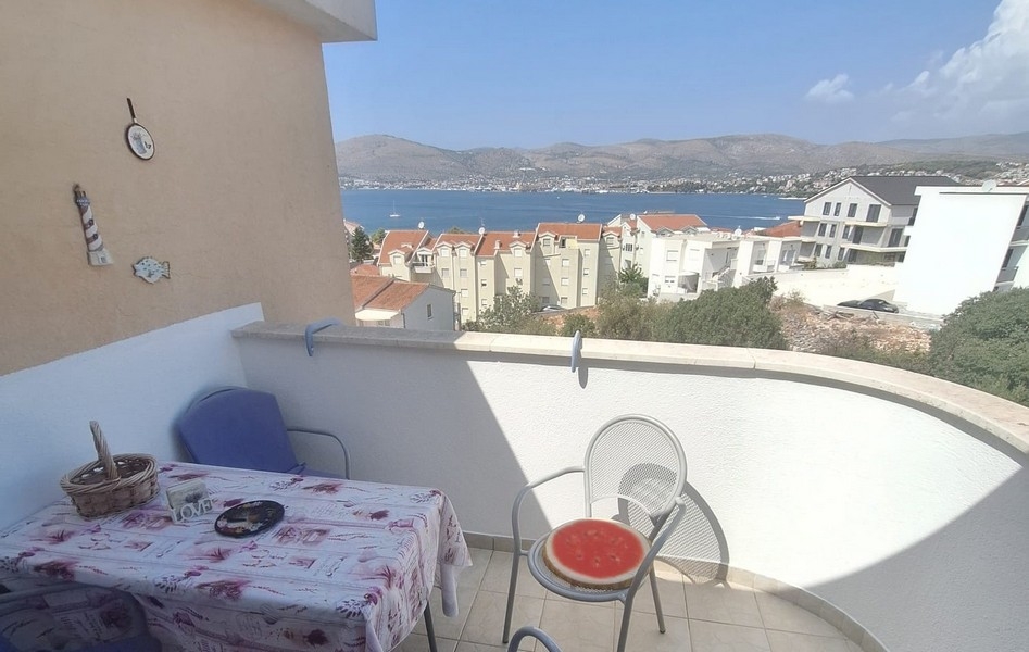 Balkon s posezením a výhledem na moře