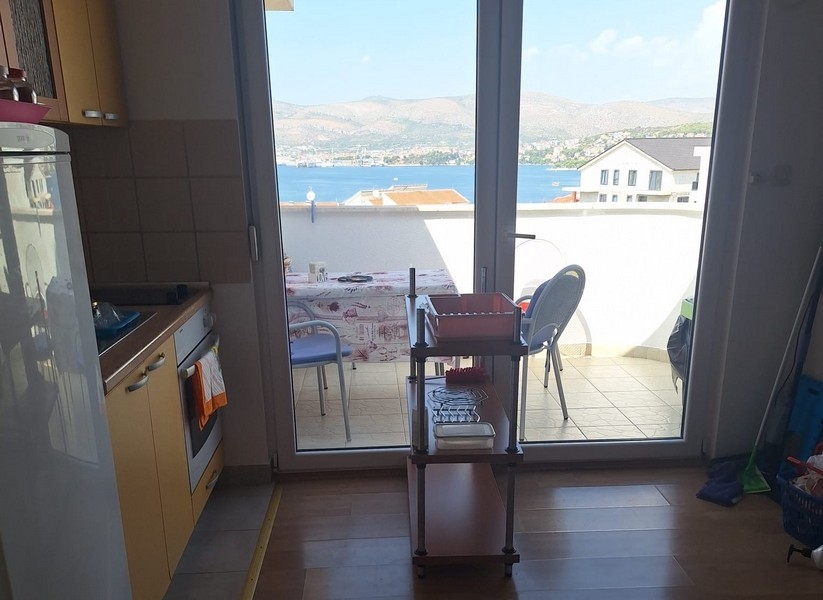 Kuchyň s přístupem na balkon a výhledem na moře