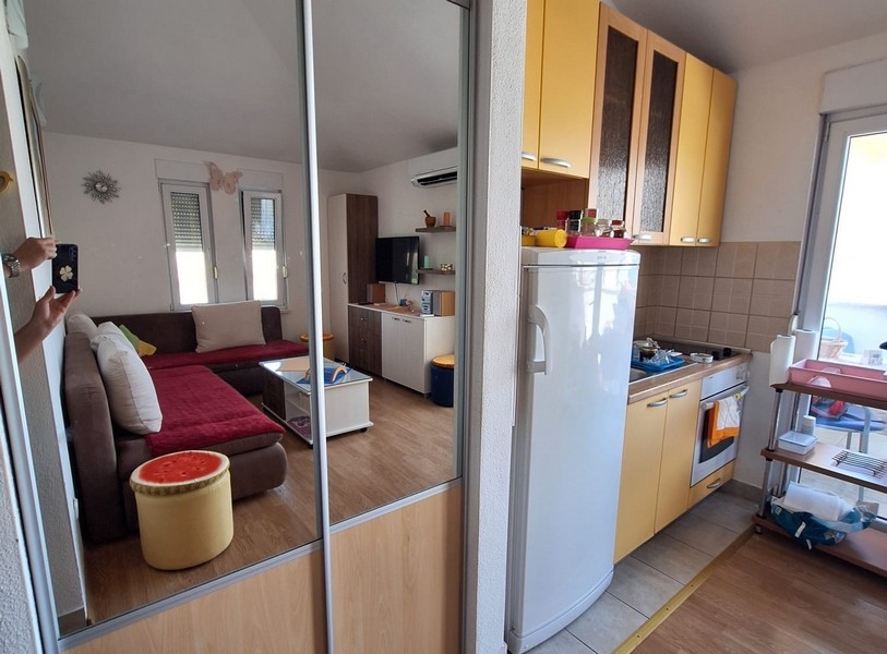 Obývací prostor s kuchyní v apartmánu v Chorvatsku