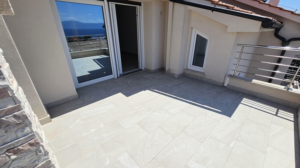 Balkon se vstupem do obytné části