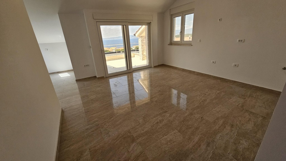 Světlý obývací pokoj s výhledem na moře