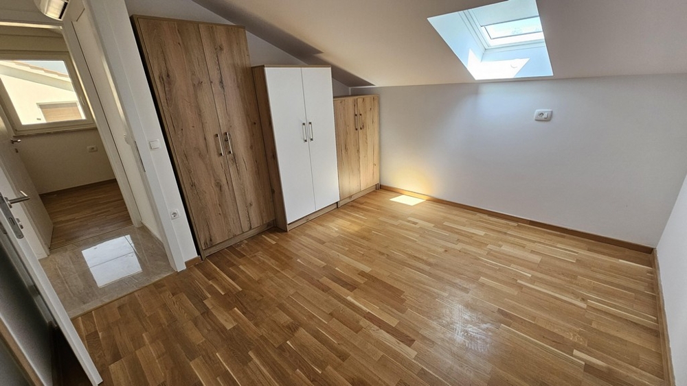 Prostor předsíně s vestavěnou skříní