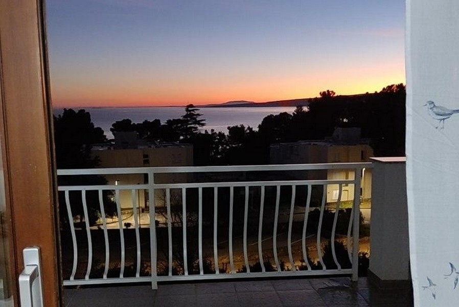 Balkon s výhledem na moře večer v Chorvatsku