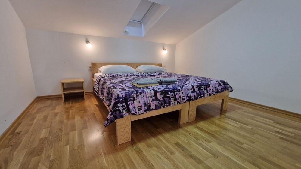 Druhá ložnice se střešním oknem v bytě na Krku