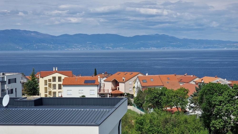 Výhled přes Njivice na moře a Kvarnerský záliv