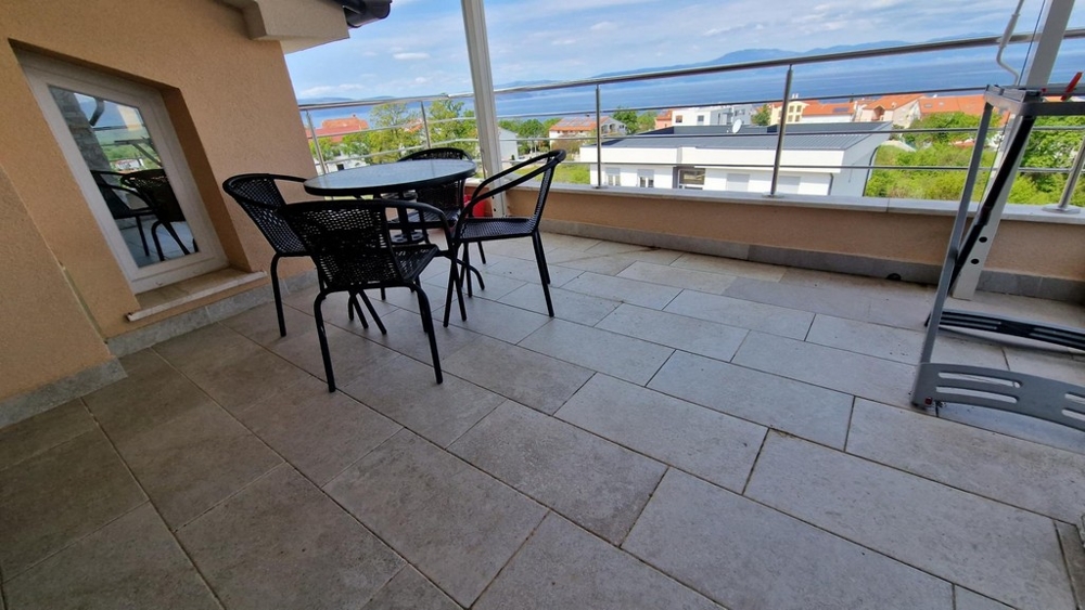 Slunná terasa podkrovního apartmánu na ostrově Krk