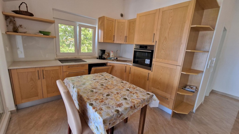 Dřevěný kuchyňský kout s jídelním koutem v apartmánu v Njivicích