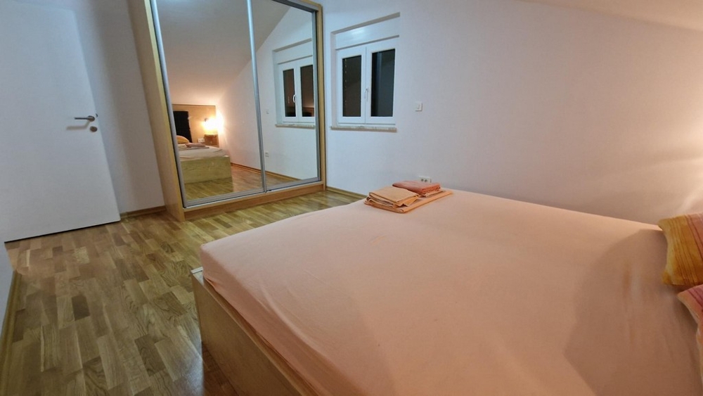 Ložnice se zrcadlovou skříní v apartmánu na ostrově Krk