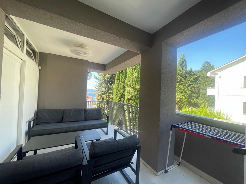 Krytý balkon s obývacím nábytkem v bytě v Malinské