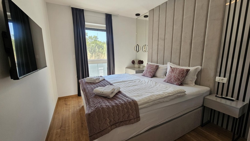 Ložnice s manželskou postelí v apartmánu na ostrově Krk