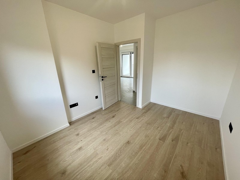 Druhá ložnice s dřevěnými podlahami