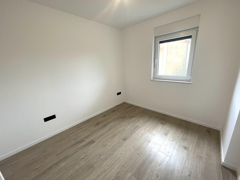 Ložnice s oknem do zahrady