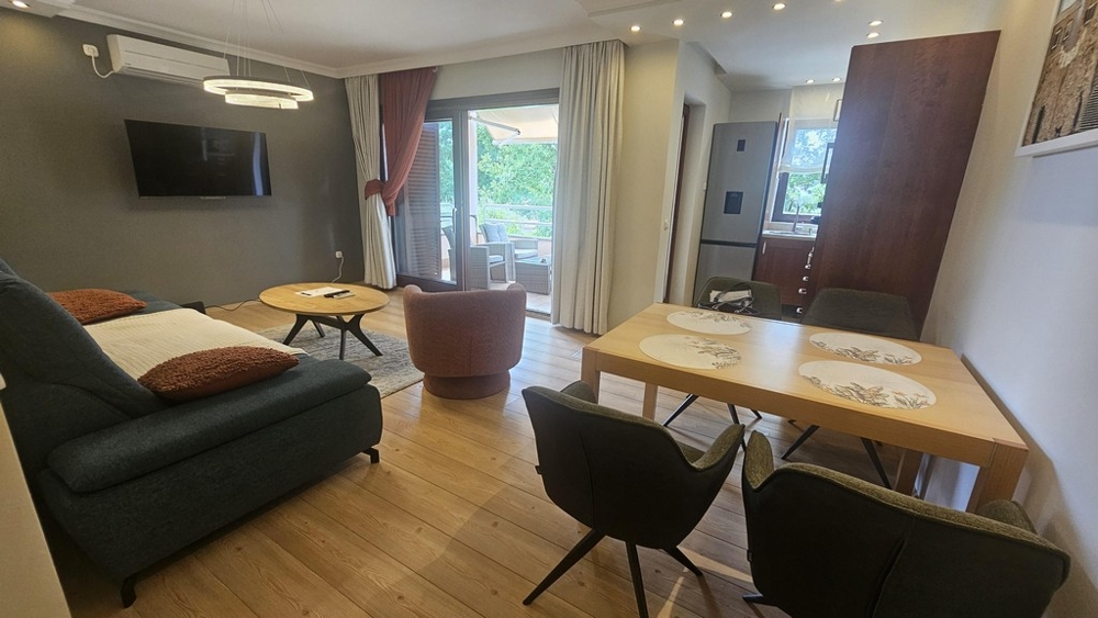 Obývací pokoj s jídelním koutem a vstupem na balkon