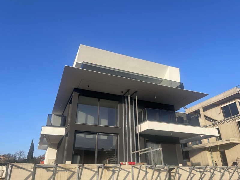 Moderní obytná budova s ​​penthouse v Njivice, boční pohled