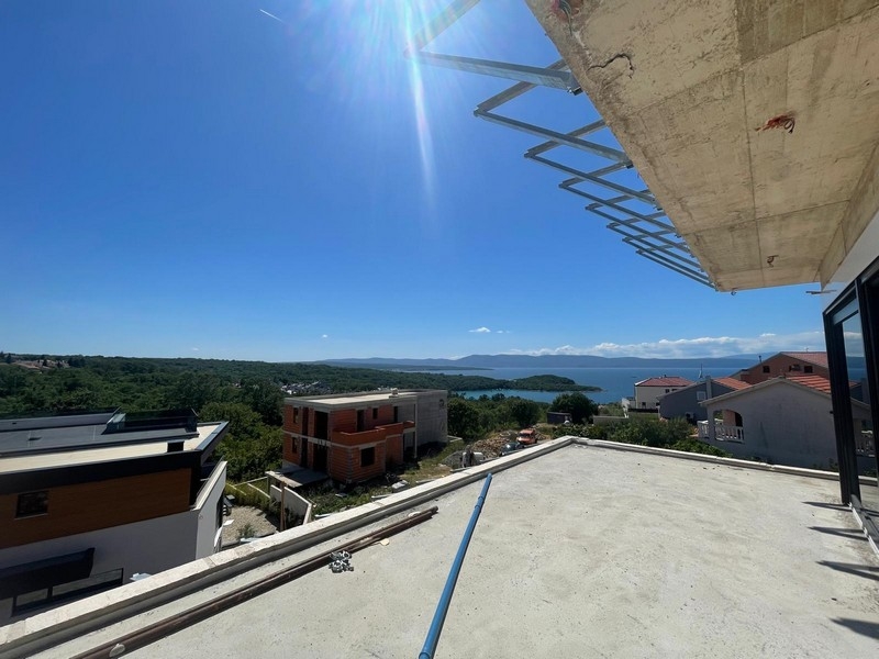Střešní terasa penthouse s pergolou a výhledem na moře