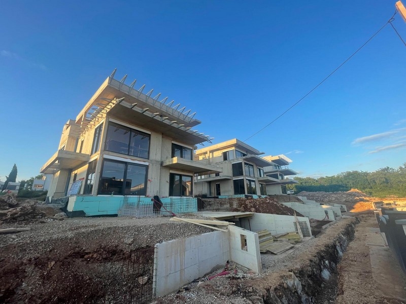 Novostavba s penthouse v Njivice, výhled z příjezdové cesty