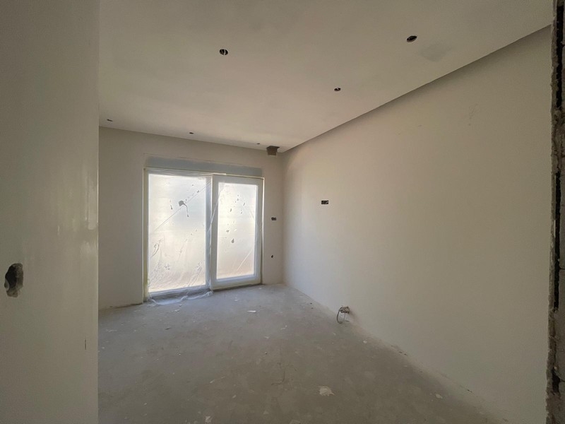 Pokoj penthouse s francouzskými dveřmi na balkon