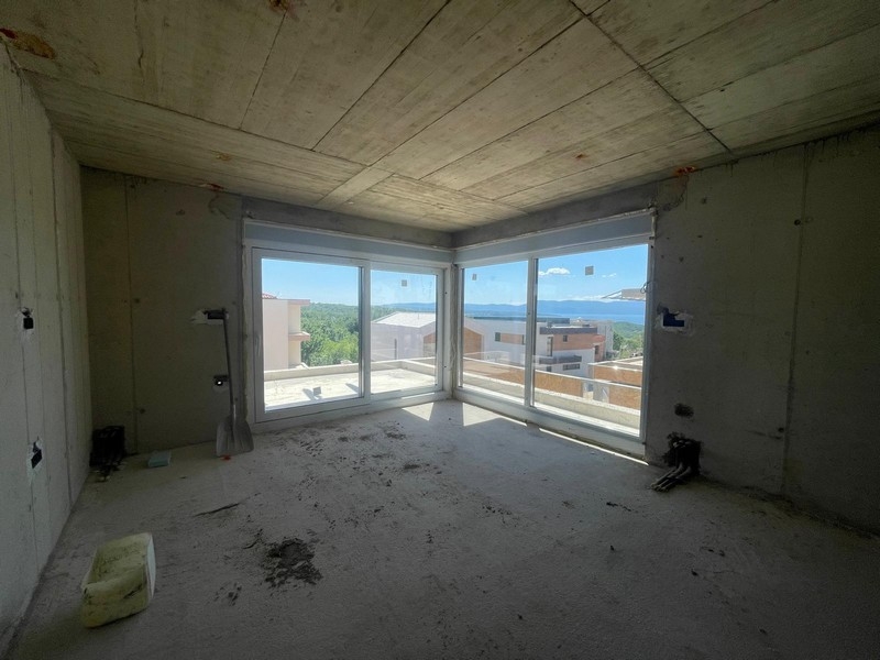 Pokoj s velkým oknem a výhledem na moře v penthouse