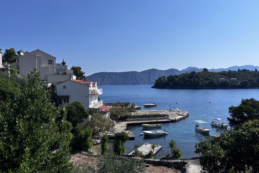 Zátoka Račišće s loděmi a kotvišti, ostrov Korčula