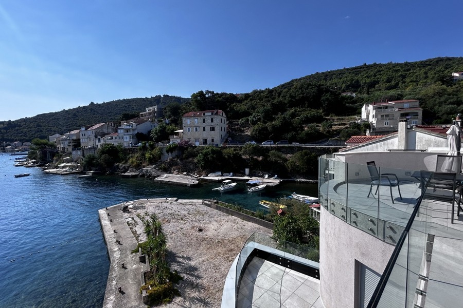 Pohled z terasy na město a záliv, Račišće Korčula