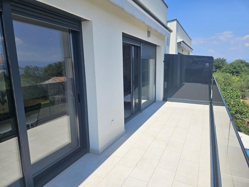 Balkon s posuvnými dveřmi a výhledem na moře