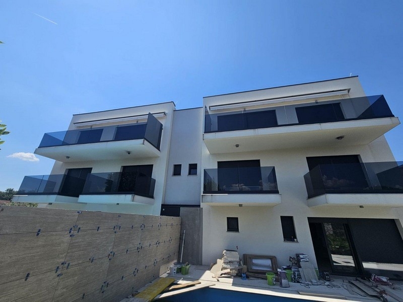 Vila s plochou střechou a balkony v Malinské na Krku