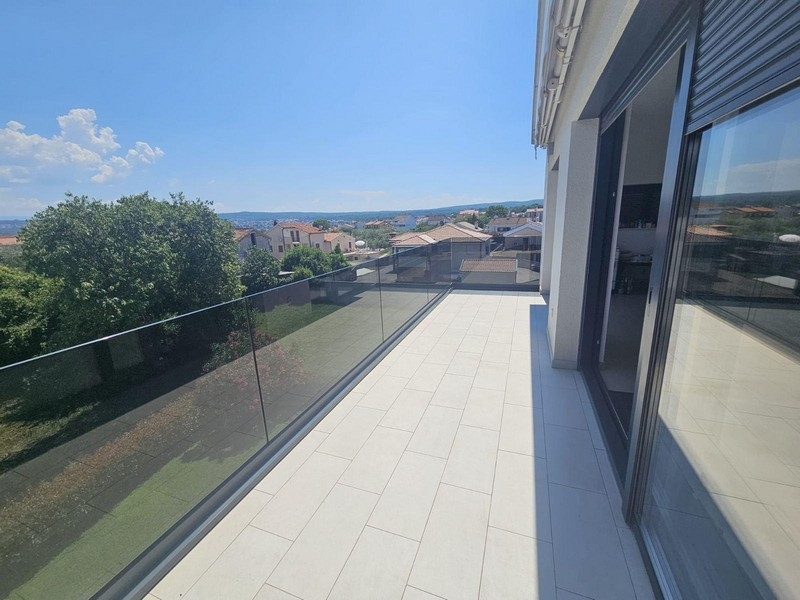 Velký balkon se skleněným zábradlím a výhledem na moře