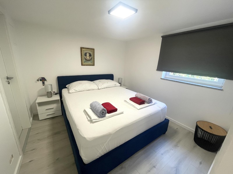 Ložnice s manželskou postelí v přízemním apartmánu v Njivicích