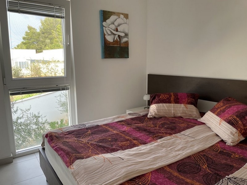 Ložnice apartmánu s výhledem na moře v Murteru, Chorvatsko