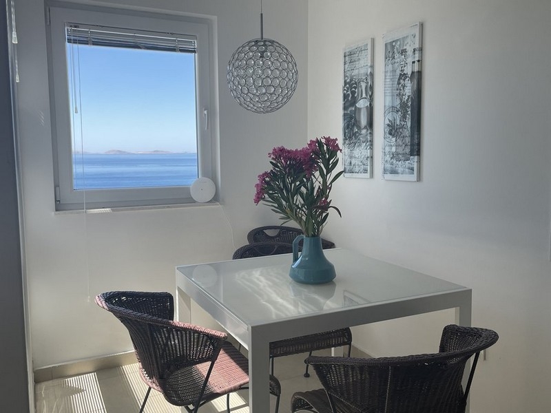 Jídelna s výhledem na moře v zařízeném apartmánu na Murteru