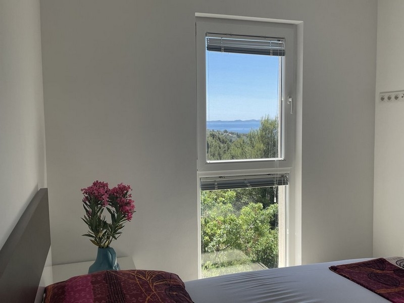 Ložnice s výhledem z okna na moře, apartmán Murter