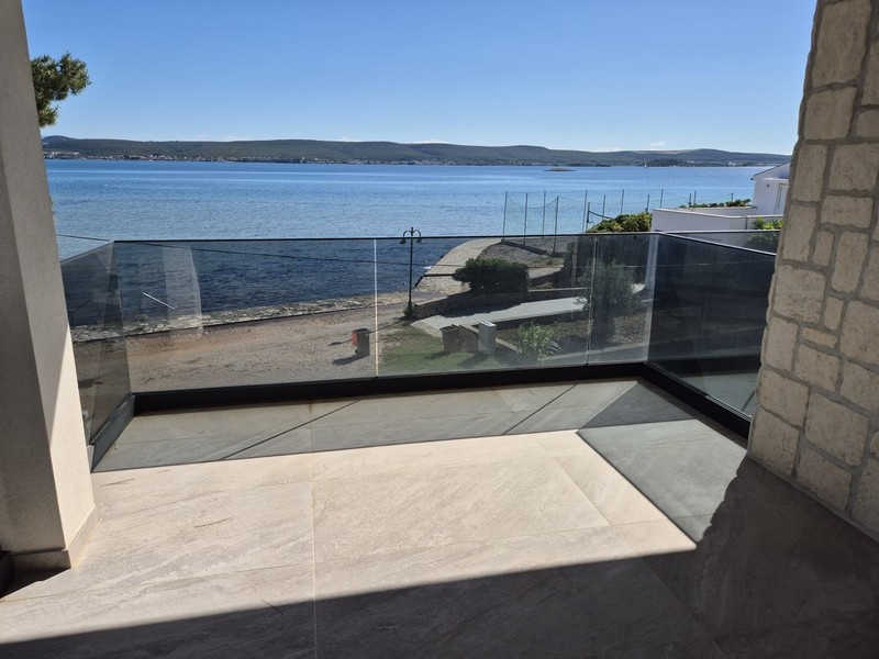 Krytá terasa penthouse s výhledem na moře