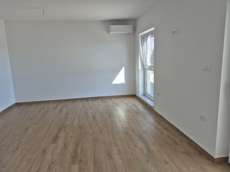 Světlý obývací pokoj s přístupem na zastřešenou terasu