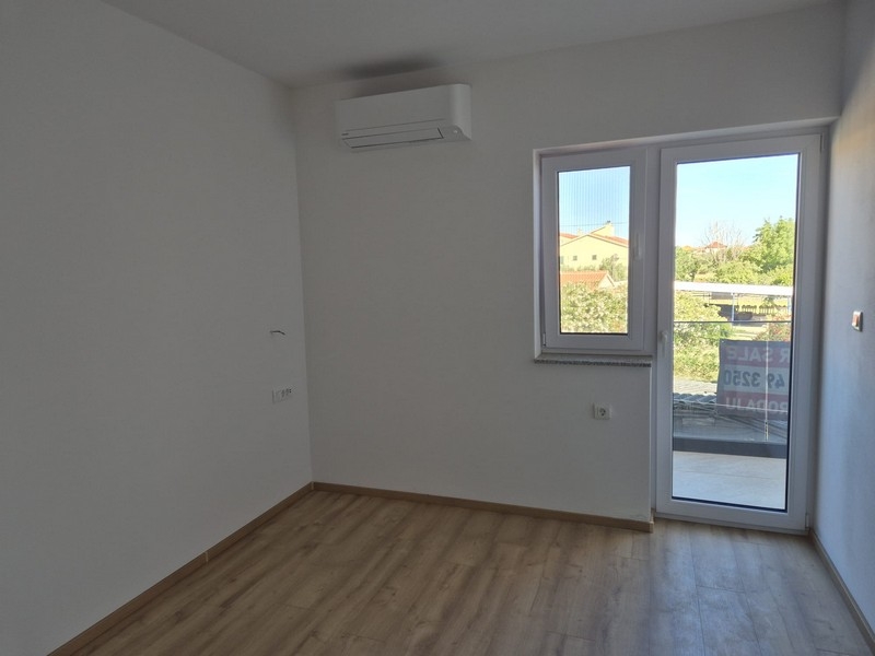 Pokoj s terasovými dveřmi a výhledem ven