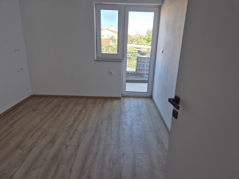 Ložnice s dveřmi na terasu