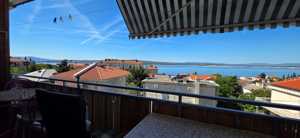 Terasa s markýzou a výhledem na moře apartmánu A4103 v Crikvenici