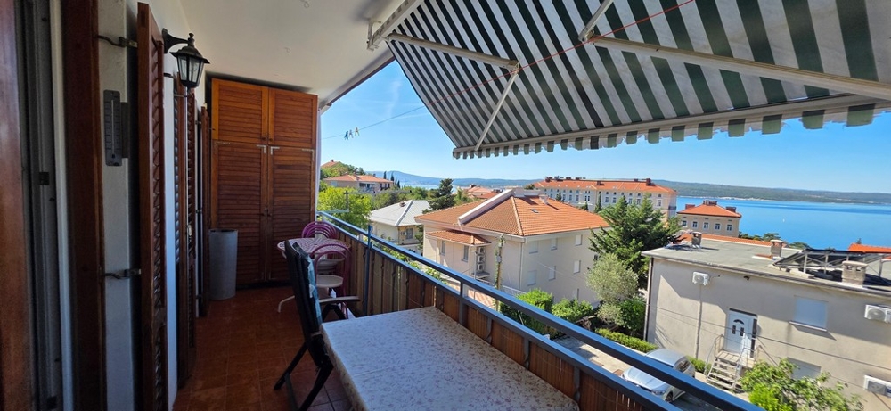 Krytá terasa s výhledem na Crikvenici na moře, apartmán A4103