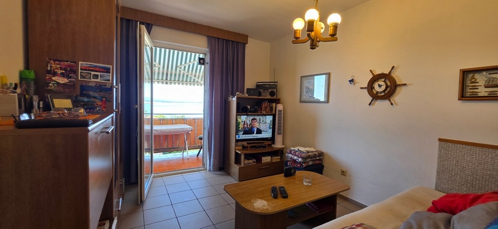 Obývací pokoj se vstupem na balkon, byt A4103 v Crikvenici